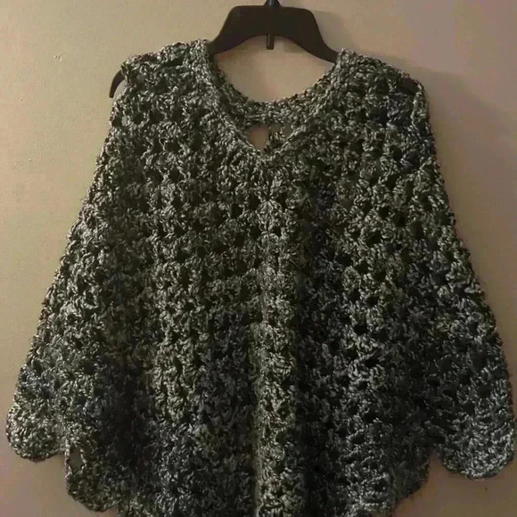 Knitted black and white poncho - Picture 3 of 4